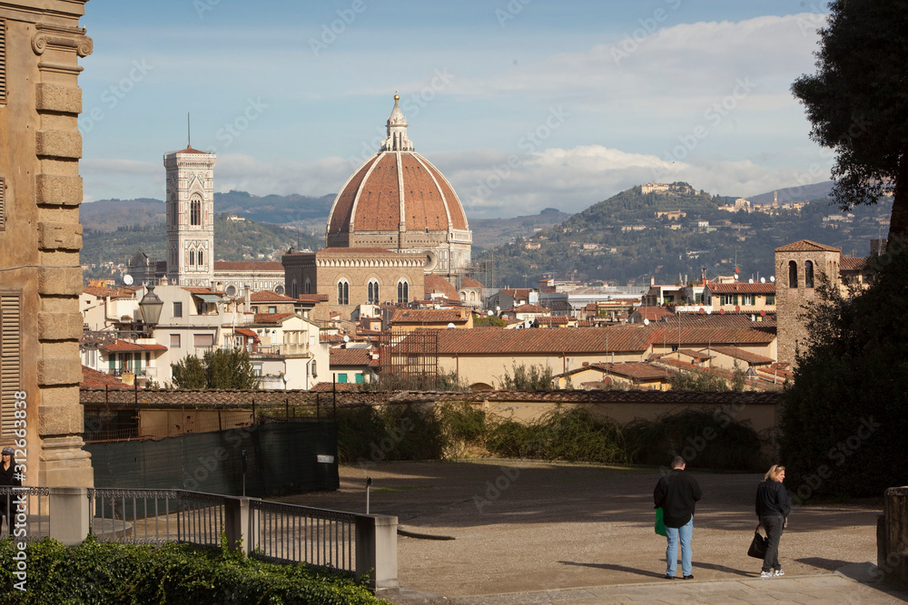 Veduta della cupola del Brunelleschi e campanile di Giotto dal giardino