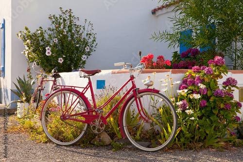 Vélo rouge dans les rue de Noirmoutier en Vendée. France. photo