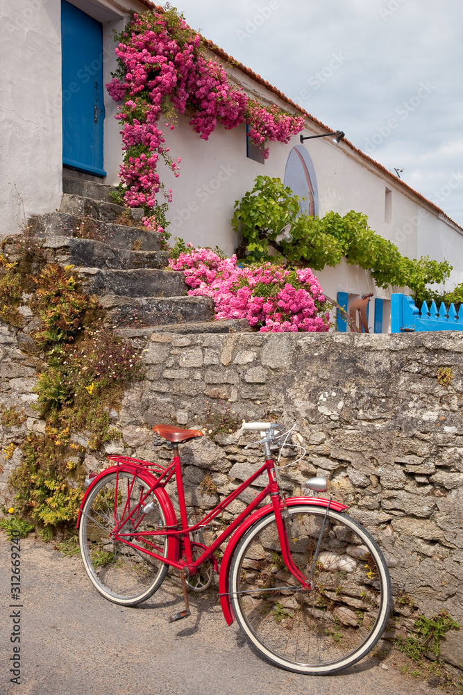 Vélo rouge dans les rue de Noirmoutier en Vendée. France.