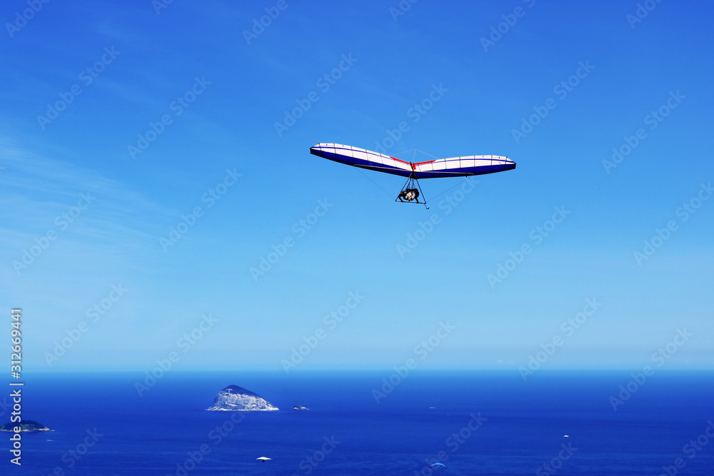 Fototapeta premium Hang-glider flying over Ilhas Cagarras, Rio de Janeiro