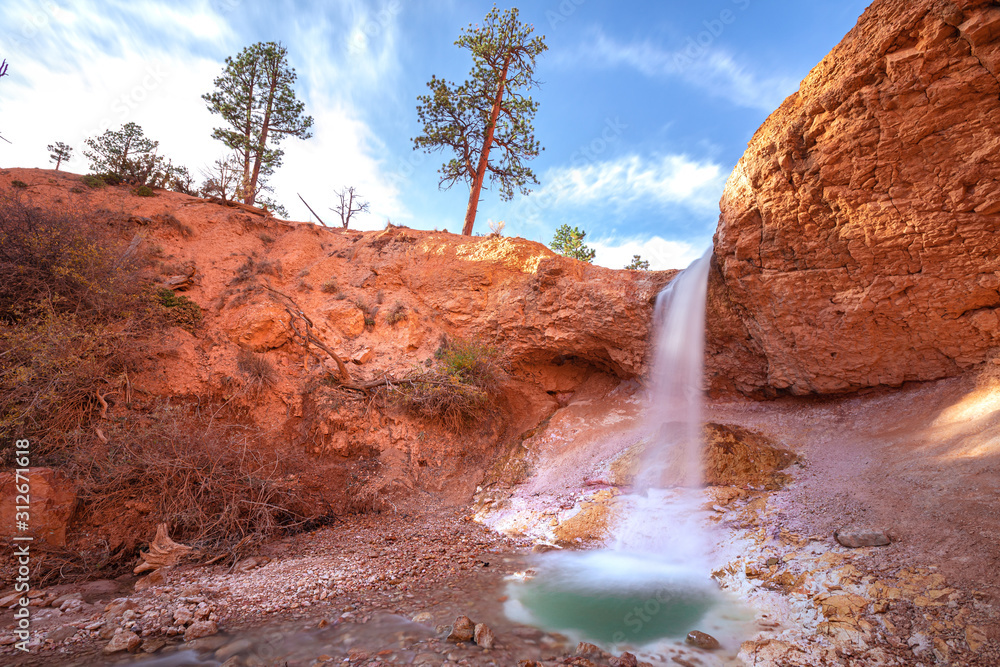 Foto de Tropic Ditch Falls in Bryce Canyon National Park in Utah do