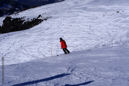 Skieuse en combinaison rouge