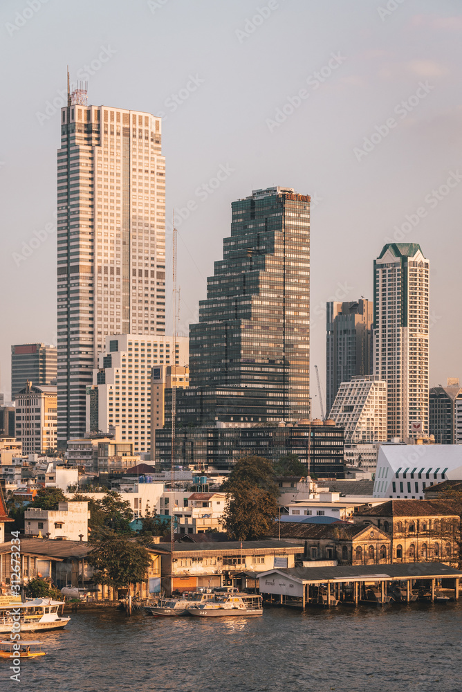 Obraz premium The Chao Phraya River and skyscrapers in Bangkok, Thailand