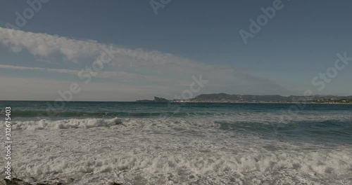 Vue sur  la Baie des Lecques.  La Ciotat à l'horizon, cap de l'Aigle, le Vieux-Port, anse du Sec, dent du chat depuis la grande plage des Lecques à Saint-Cyr-sur-Mer en Provence  photo