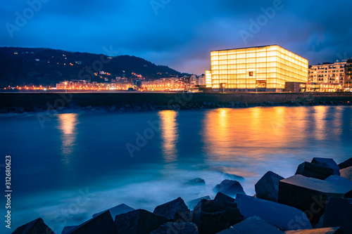 Obraz na płótnie Cityscape of San Sebastian at Night (Basque Country, Spain) w salonie