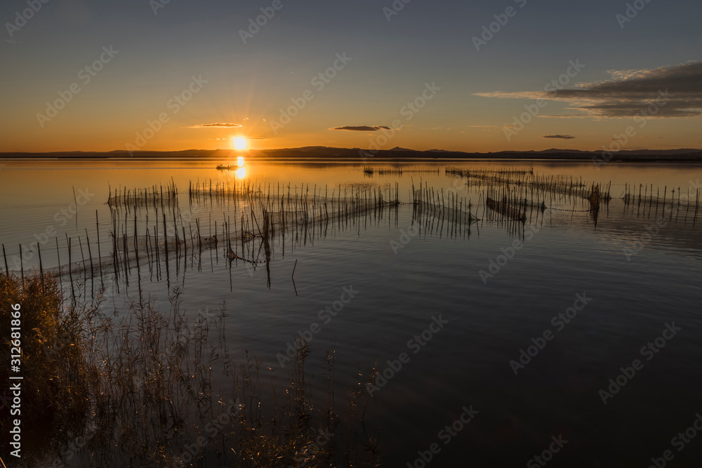 Una puesta de sol desde una laguna