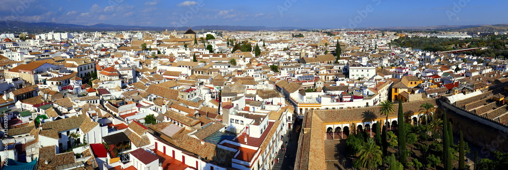 weiter Panoramablick vom Garten der Mezquita über die Stadt Cordoba