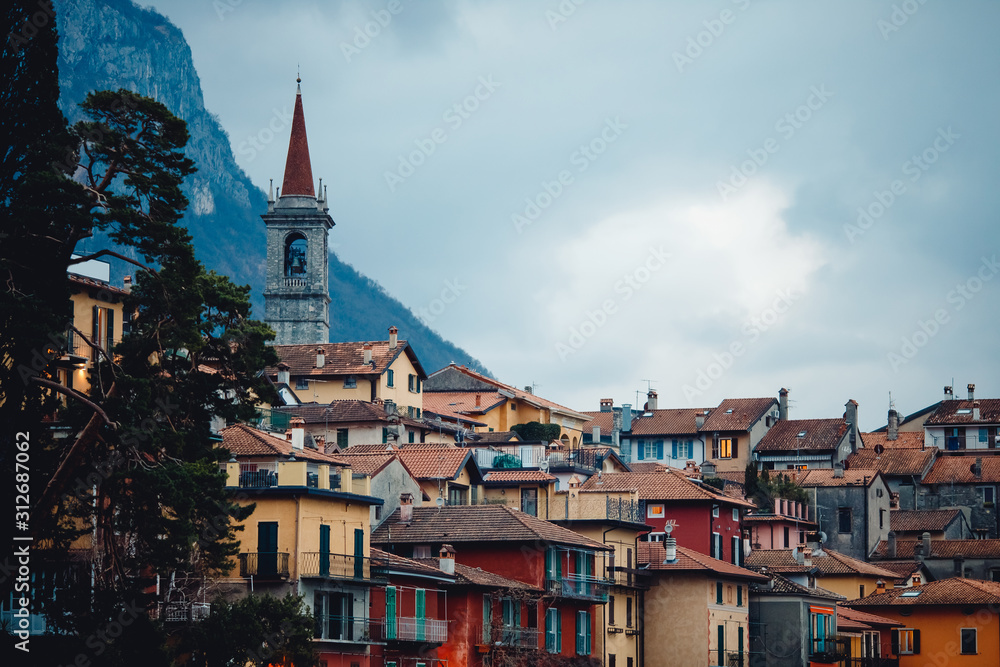 Naklejka premium Wieczorem widok na miasto Bellagio i Varenna Como woda jezioro Włochy błękitne niebo góra