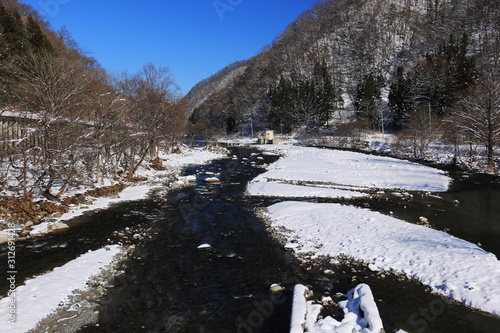 日本の冬　檜枝岐村　伊南川の雪景色　長道橋 © DONDON2018