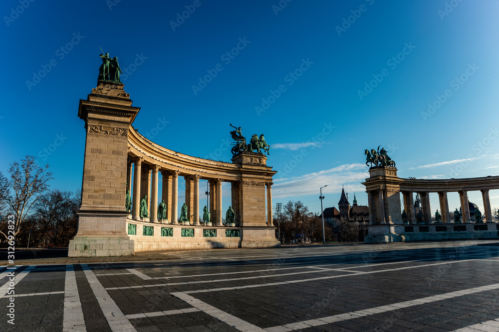 Obraz premium Fragment of the Heroes Square complex in Budapest in winter, Hungary.