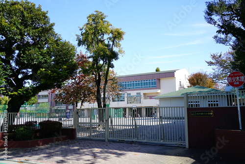 Obraz na płótnie 志村第六小学校 志村六小 志六小 小学校 門 青空 板橋区 東京