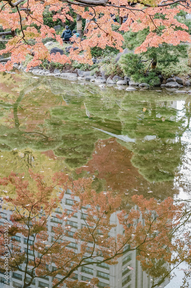 東京都千代田区日比谷にある都心にある公園の紅葉
