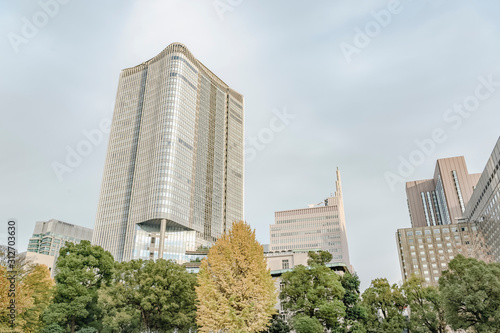 東京都千代田区日比谷にある都心にある公園と高層ビル群