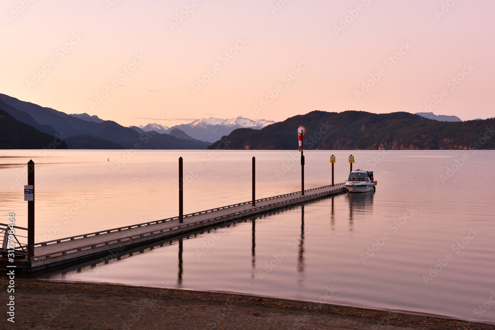 Obraz premium Zachód słońca na plaży nad jeziorem Harrison