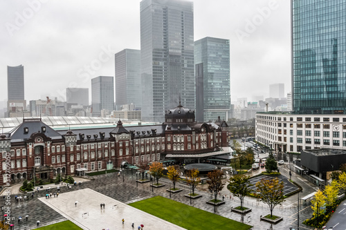 東京都千代田区丸の内の高層ビル群の雨の日の街並み