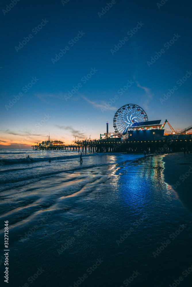 Fototapeta premium Molo w Santa Monica o zachodzie słońca w Los Angeles w Kalifornii