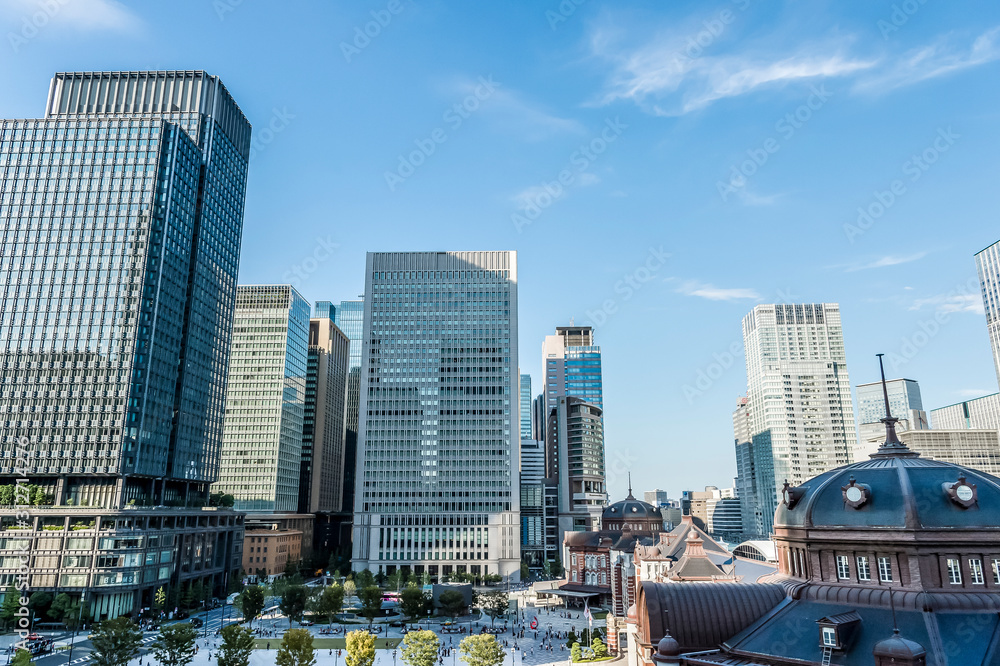 東京都千代田区丸の内の高層ビル群の街並みと東京駅 Stock Foto Adobe Stock