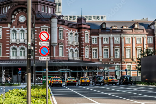 Wallpaper Mural 東京都千代田区丸の内から見た東京駅と交通標識	 Torontodigital.ca