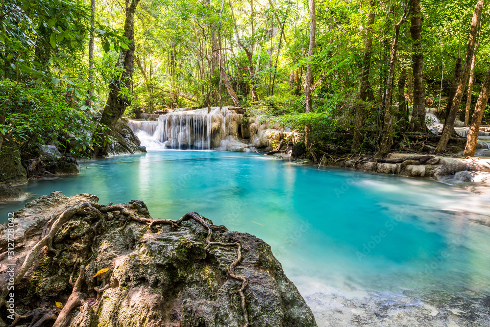 Naklejka premium Wodospad i niebieski szmaragdowy kolor wody w parku narodowym Erawan. Wodospad Erawan, piękne kroki wodospadu przyrody w tropikalnym lesie deszczowym w prowincji Kanchanaburi, Tajlandia