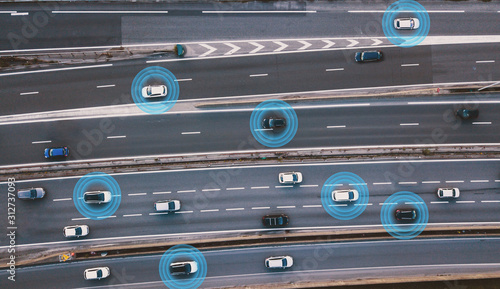 Fotografia smart cars driving on the road, driverless vehicles, aerial top view from above