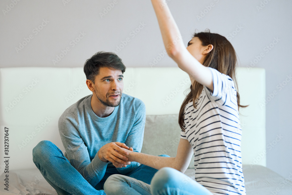 Obraz premium couple doing yoga massage