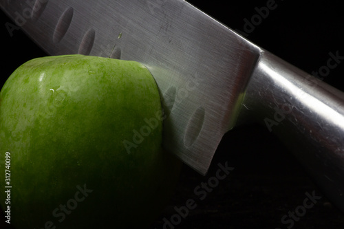 knofe cuts apple