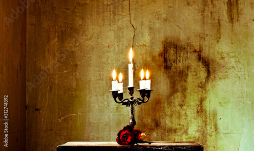 Foto a candlestick and a rose