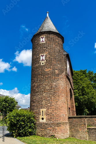 Eulentürme des Klever Tors in Xanten vor blauem Himmel photo