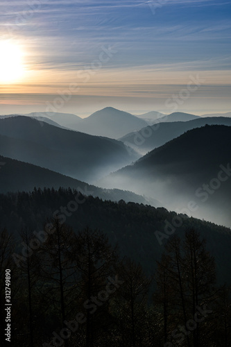 Berge mit Sonnenaufgang und Nebel © Fabian