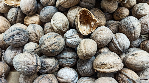 Foto Natural Walnuts with shell background pattern texture