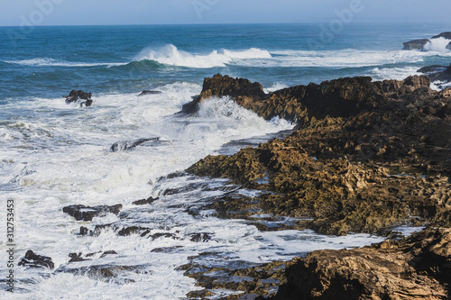 Fotografie Rocas en la costa golpeadas por las olas del mar
