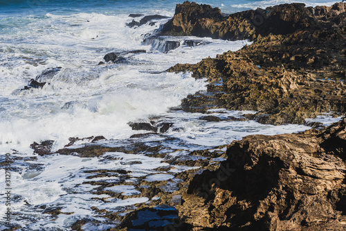Rocas en la costa golpeadas por las olas del mar