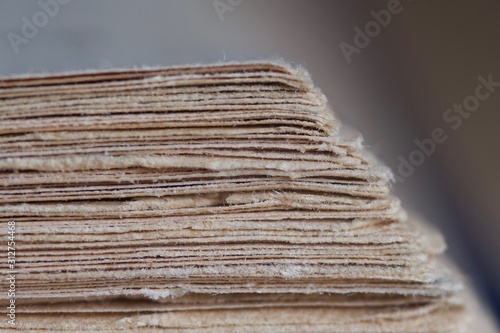 papierstapel dicke alte antike vergilbte Buchseiten 