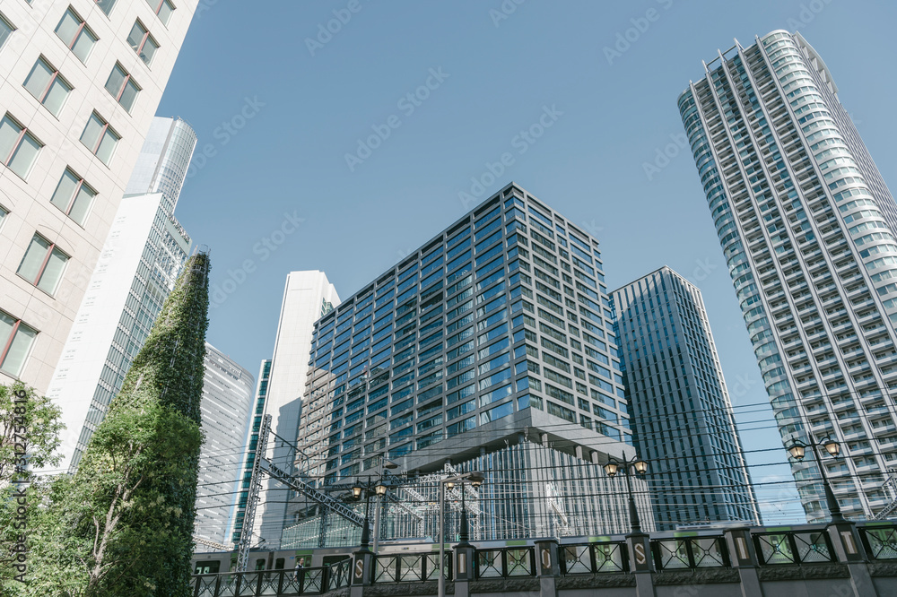 東京都港区新橋の高層ビルが立ち並ぶ街並み