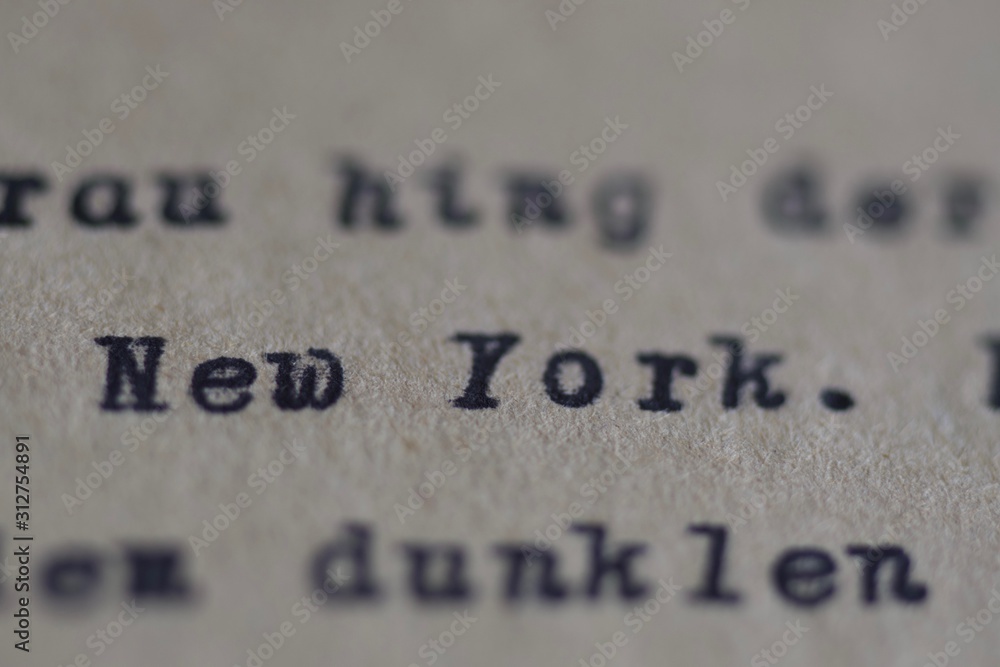 schrift new york auf altem papier mit mechanischer schreibmaschine schrift new york auf altem papier mit mechanischer schreibmaschine