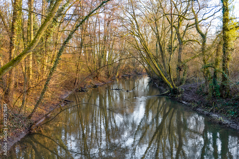 Ein Seitenarm der Nidda bei Frankfurt Ein Seitenarm der Nidda bei Frankfurt
