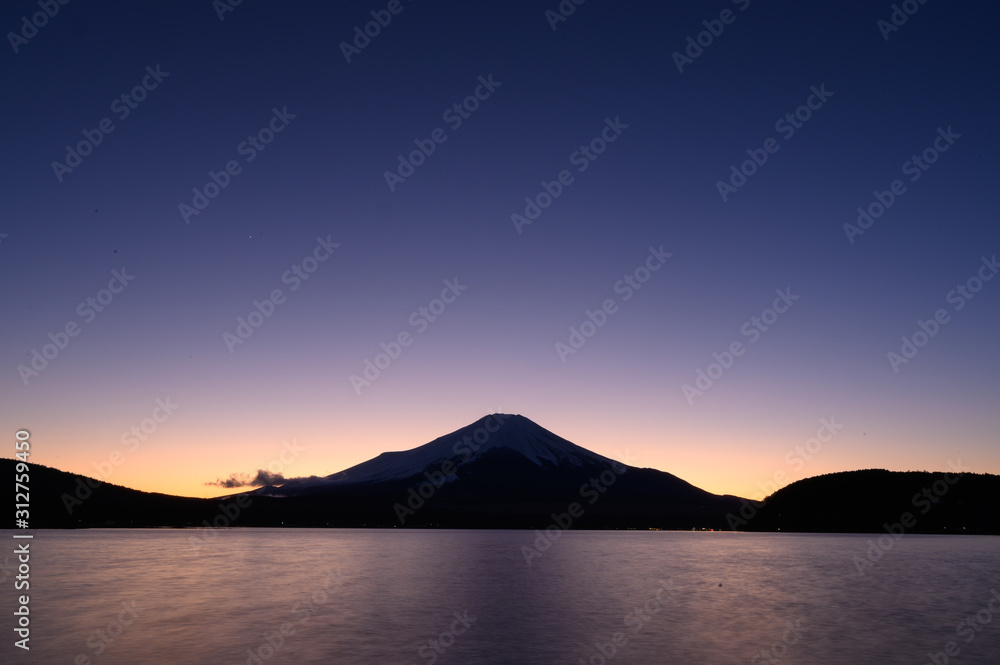 葉書や年賀状にピッタリな美しい空の広い広角の富士山