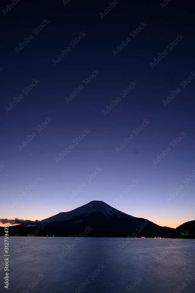 葉書や年賀状にピッタリな美しい空の広い富士山 縦