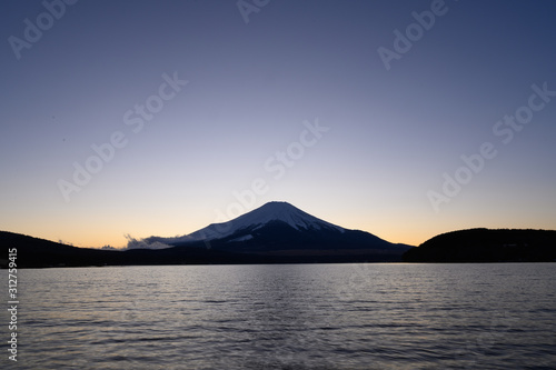葉書や年賀状にピッタリな美しい広角の富士山