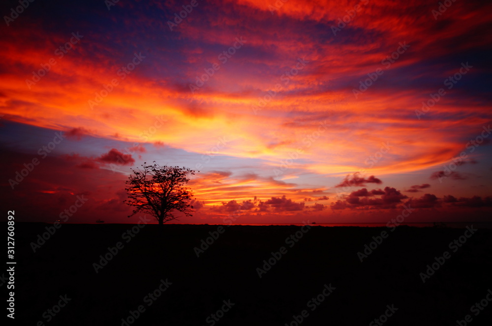 Obraz premium sunset and sunrise is the beauty of nature that is at the end of the night and evening gives the perfect color to the sky so that the clouds look beautiful to look at.