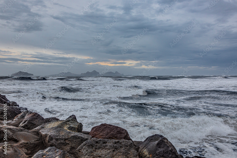 Obraz premium Churning sea during a winter storm in southern Iceland with cloudy sky