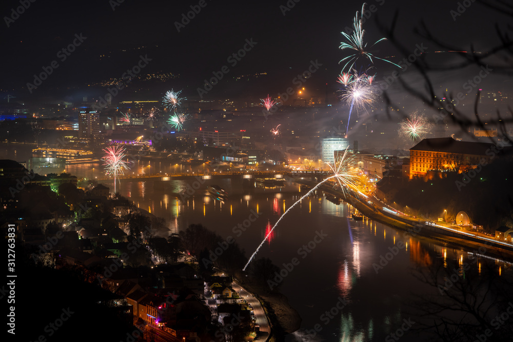 Fototapeta premium Silvester Feuerwerk in Linz Oberösterreich 2019/2020