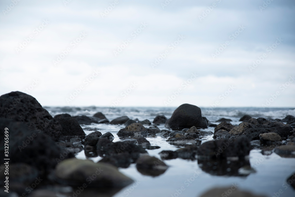 Obraz premium 바닷가에 있는 작은 바위들 그리고 파도