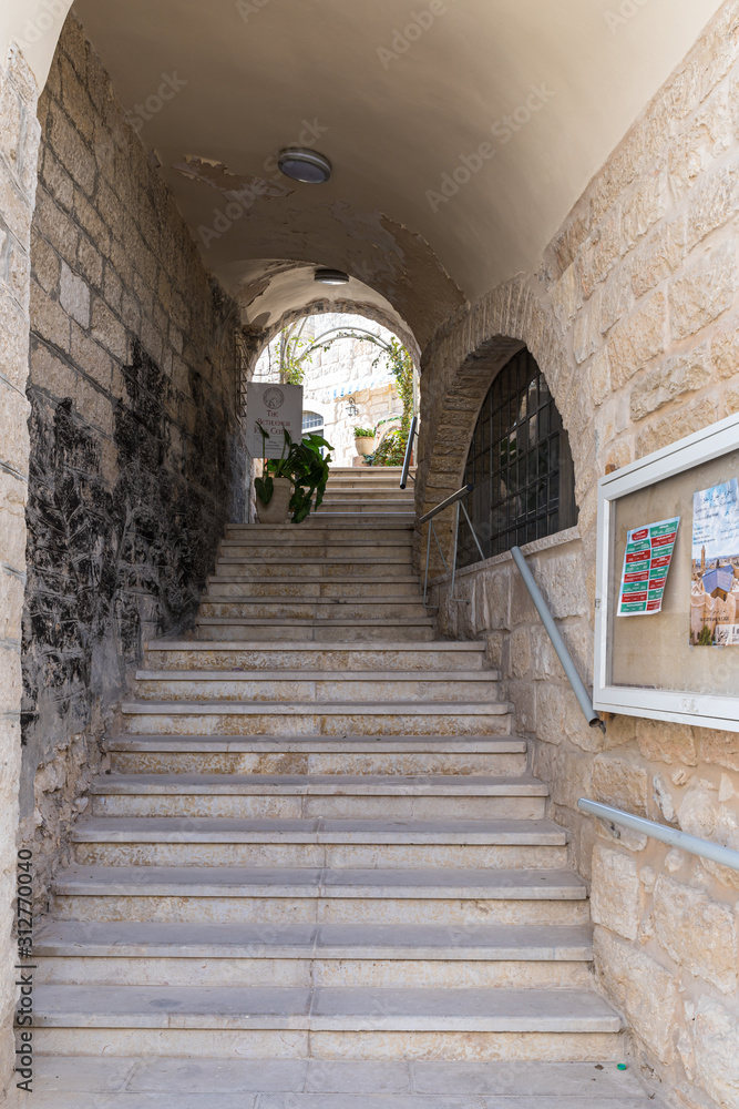 Obraz premium Narrow street with steps leading up in Bethlehem in Palestine