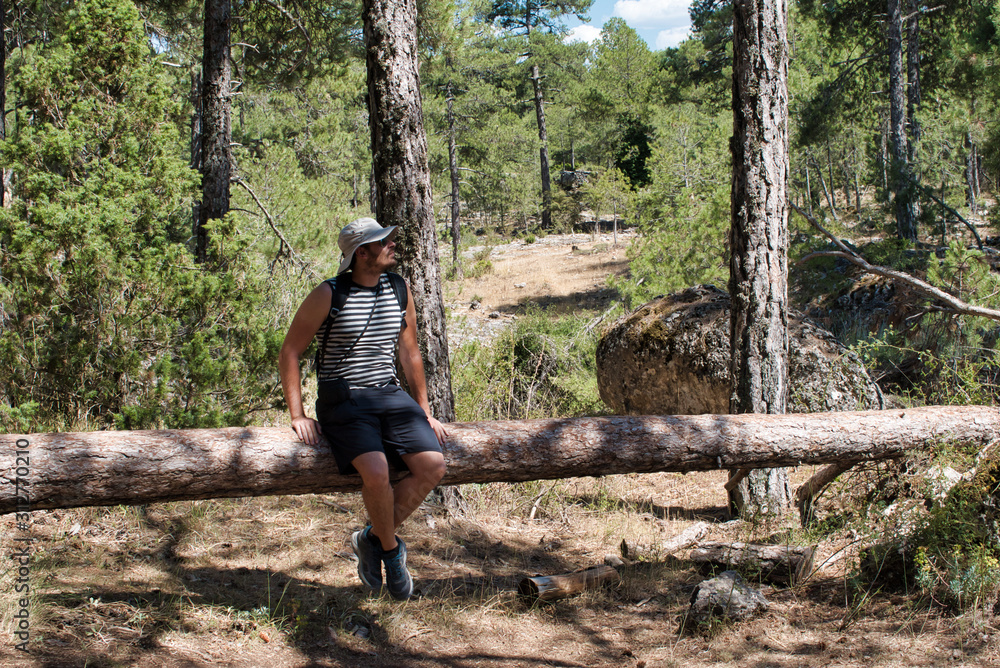 Hombre en mitad de la naturaleza Hombre en mitad de la naturaleza