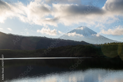 富士山と朝日の光 富士五湖 西湖より