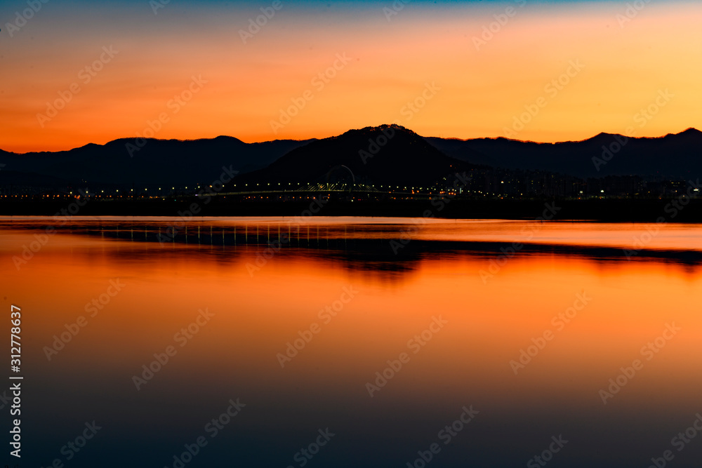 Obraz premium 춘천_여명_의암호_일출