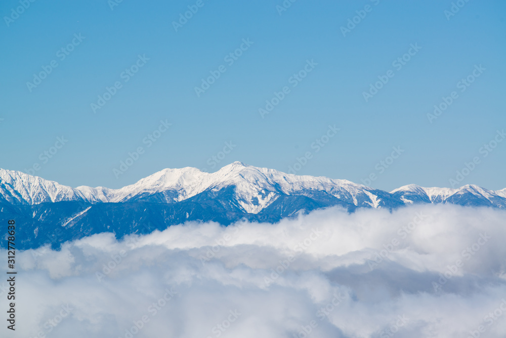 冠雪した日本アルプスの全景と雲海