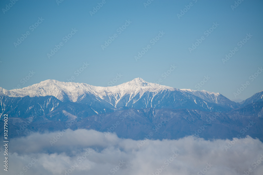 冠雪した日本アルプスの全景と雲海