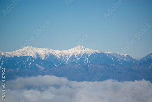 冠雪した日本アルプスの全景と雲海 © yui_yakushiji